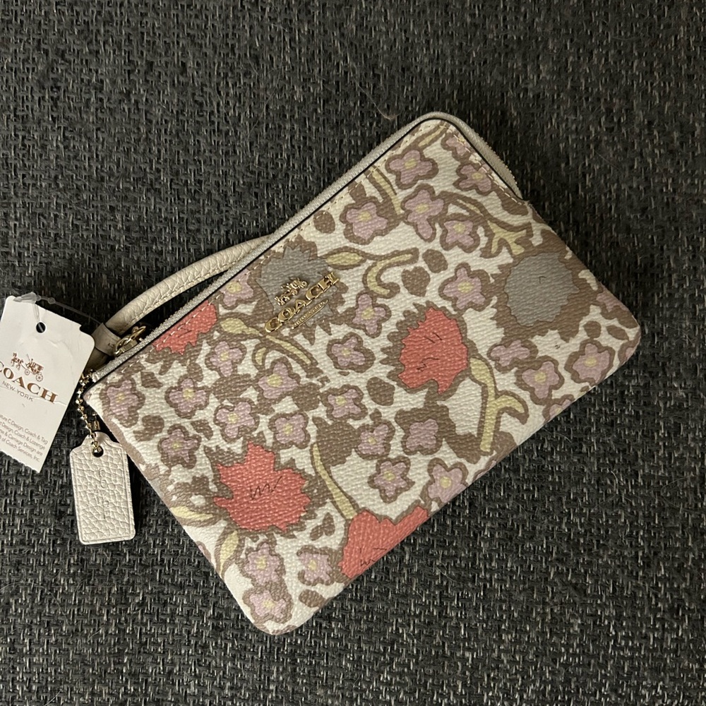 SALE!!! NWT Coach RARE yankee beechwood wristlet!! - Picture 2 of 4